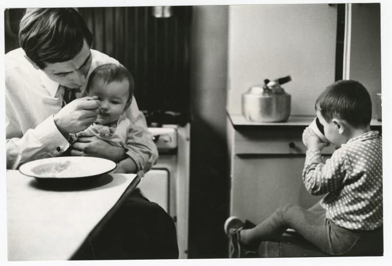 Владимир Скольнов - отец семейства, 1973 год, г. Ленинград. Выставки&nbsp;«Мужской день» и «Отцы и дети» с этой фотографией.