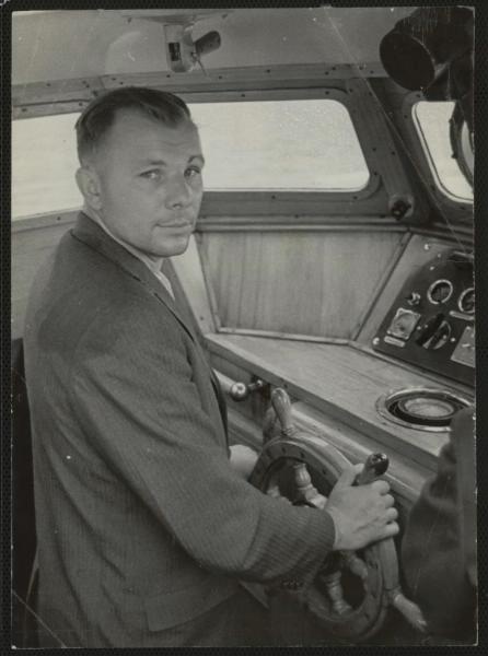 Юрий Гагарин у штурвала катера, октябрь 1962, Крым. Выставка «Портреты Виктора Руйковича» и видео «Быть первым!» с этой фотографией.