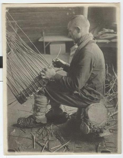 Плетение корзин, 1930-е. Выставка «Ручной труд. Кустари» с этой фотографией.