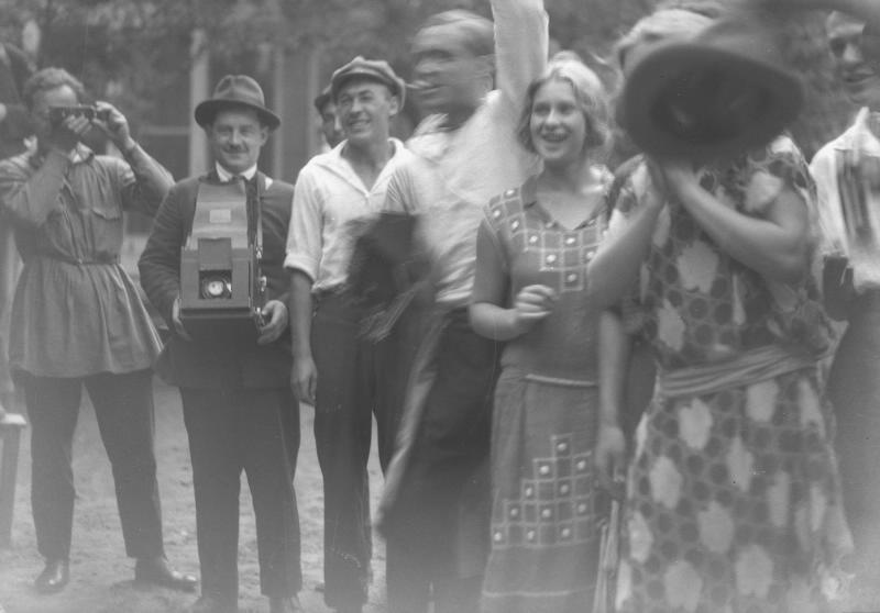 Группа людей на улице, 1920-е. Видео «НЭП: новая экономическая политика» с этой фотографией.&nbsp;