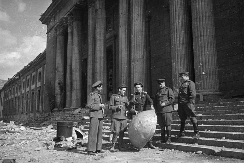 Советские офицеры на ступенях имперской канцелярии, 1945 год, Германия, г. Берлин. В центре – фронтовой фотокорреспондент «Известий» Са­ма­рий Гу­ра­рий.