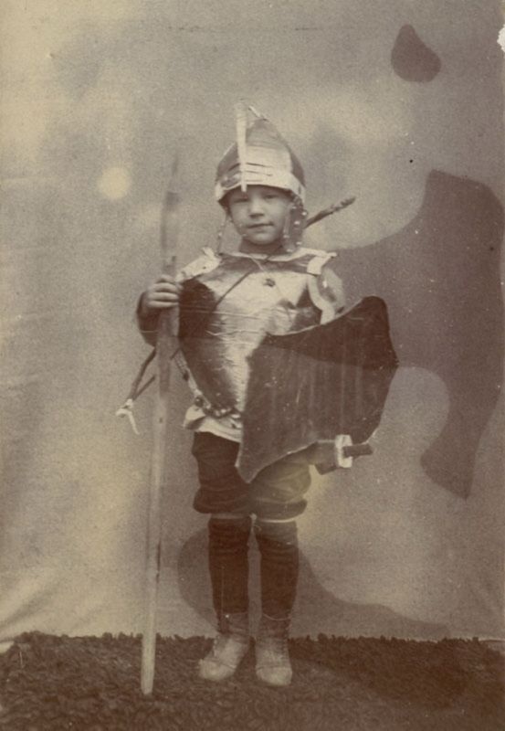 Мальчик в карнавальном костюме, 1890-е, Владимирская губ., г. Муром