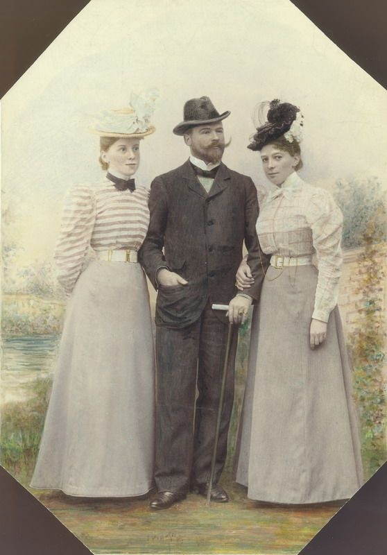 Семейный портрет, 1900-е. Выставка «Приди… Чаруй… Люби…» с этой фотографией.