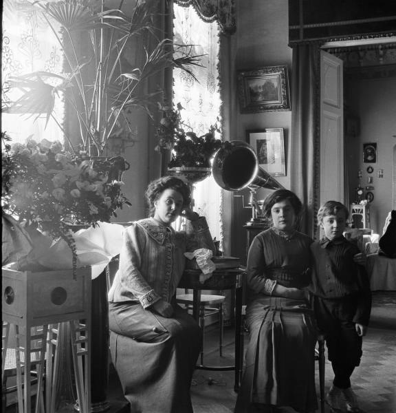 В гостиной, 1911 год, г. Санкт-Петербург. Слева – артистка Вера Шувалова.