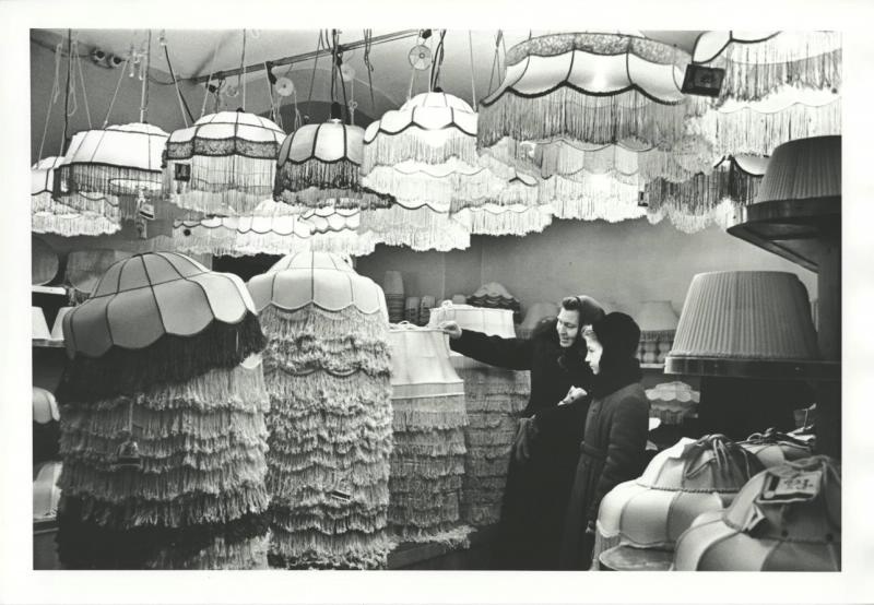 В секции абажуров ГУМа, 1960 год, г. Москва. Выставка «15 лучших фотографий Виктора Ахломова» с этой фотографией.&nbsp;