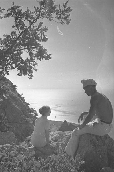 Пара на камнях. На Ай-Петри, 1930-е, Крымская АССР, г. Алупка. Выставка «Отпуск одного фотографа» с этой фотографией.&nbsp;