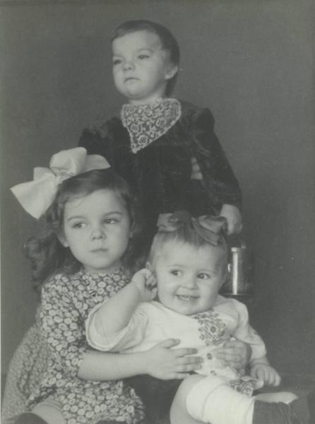 Трое детей, 1950 год, г. Москва. Выставка «Лица 1950-го» с этой фотографией.