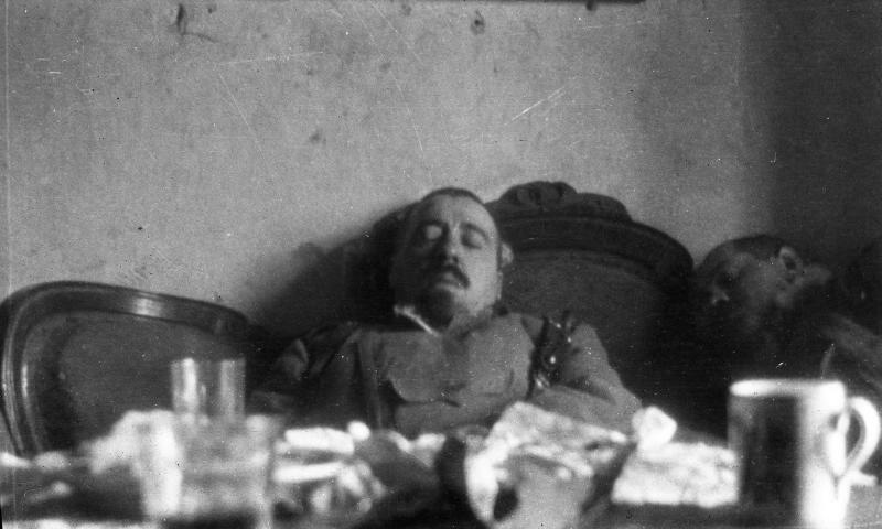 Спящие военные за столом, 1914 - 1918. Выставка «Допустим, что мы останемся в живых; но будем ли мы жить?» с этой фотографией.