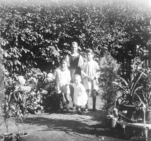Дети в саду, 1910-е, Московская губ., Московский у., пос. Новогиреево