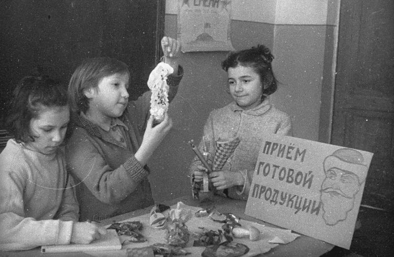 Новогодние подарки, 1943 год. Выставка: «Пять минут истории: Советский Новогодний Союз» с этой фотографией.