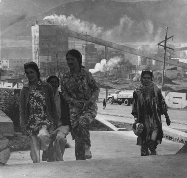 Работницы швейной фабрики Нурека идут на работу, 1972 год, Таджикская ССР, г. Нурек. На заднем плане – завод железобетонных изделий.