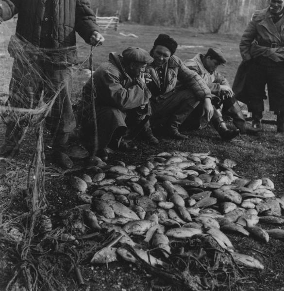 После рыбалки, 1960-е, Бурятская АССР. Выставка «10 лучших фотографий рыбалки» с этим снимком.
