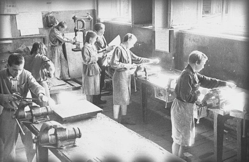 Дети за станками в цехе завода, 1942 год, г. Москва. Выставки&nbsp;«Дети Великой Отечественной», «Великая Отечественная война. Тыл» с этой фотографией.&nbsp;