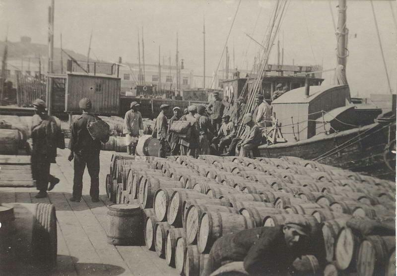 Фото 18, 1930 - 1931. Бочки для засолки рыбы.