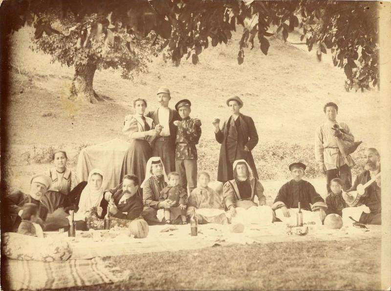 Армянская семья на пикнике, 1900-е