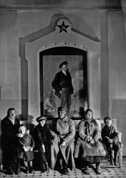 Детская больница. Ожидание в очереди, 1931 год, г. Москва. Выставка «"Несокрушимая Мэгги" в СССР» с этой фотографией.