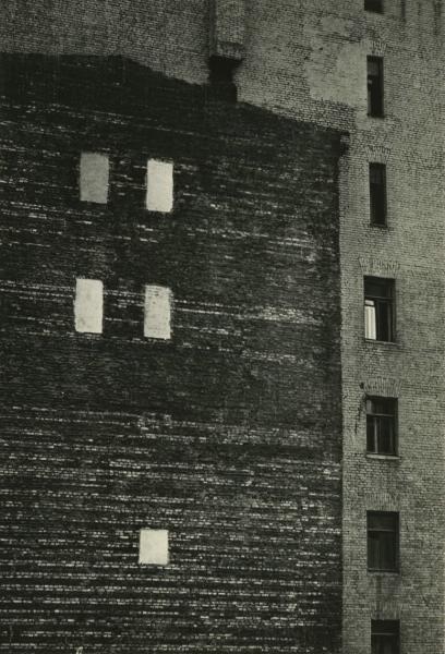 Без названия, 1980-е. Выставка «15 фотографий: территория окон» с этим снимком.