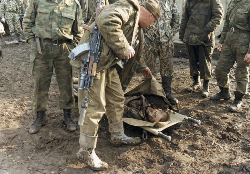Убитый боец, 1999 год, Чеченская Республика. 7 августа 1999 года началась Вторая чеченская война. Активная фаза боевых действий продолжалась с 1999 года по 2000 год.