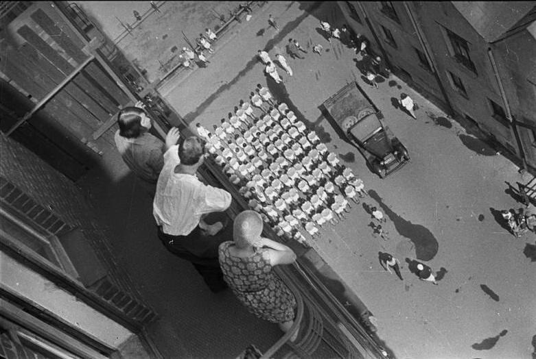 Сбор на демонстрацию, 1928 год, г. Москва. Выставки:&nbsp;«На балконе», «1932-й. До и после. Родченко», «Зеваки» с этой фотографией. 