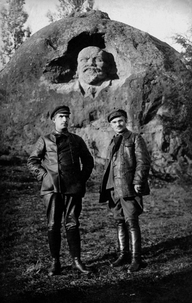 Сотрудники ВЧК у одного из первых памятников Ленину, 1924 год, г. Кисловодск. Выставка «Сфотографируй меня у памятника» с этой фотографией.&nbsp;