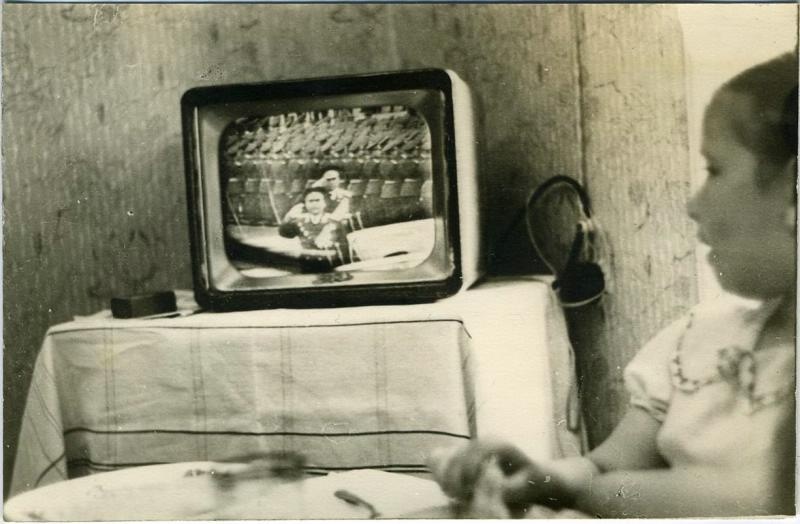 Без названия, 1960-е. Из серии «Люди у приемника».Выставка «"Скованные одной цепью". У телевизора» с этой фотографией.