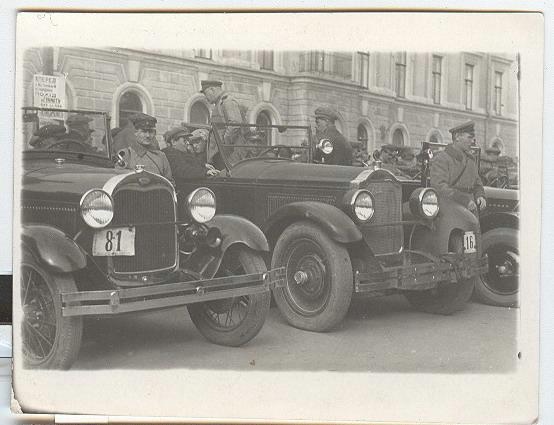 Военные у машин, 17 октября 1928
