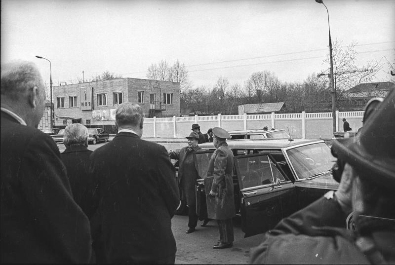 Леонид Брежнев выходит из машины на территории ЗИЛа, 30 апреля 1976, г. Москва