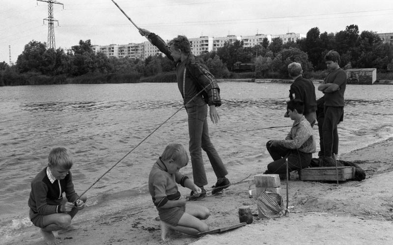 Мальчишки на берегу Днепра, 1985 год, Украинская ССР, г. Херсон. Выставка «Пацаны» с этой фотографией.