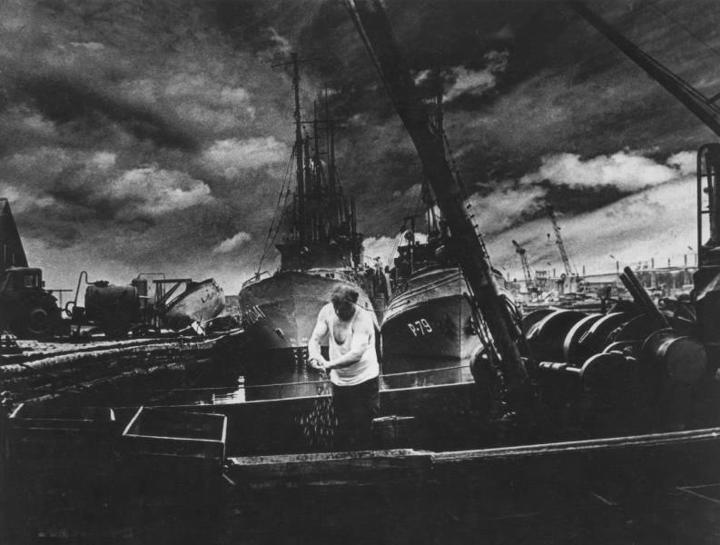 Утро рыбака, 1972 год, Латвийская ССР. Выставки&nbsp;«Свиридова и Воздвиженский. Ретроспектива»&nbsp;и «"Ловись рыбка большая..." Рыболовный бум в СССР» с этой фотографией.