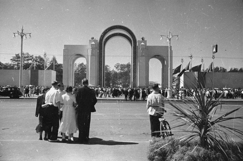 ВСХВ. Главный вход через скульптуру, 1939 год, г. Москва
