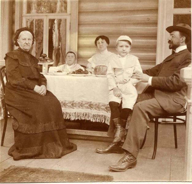 На даче, 1904 год. Выставка «Дореволюционная Россия: за столом» с этой фотографией.&nbsp;