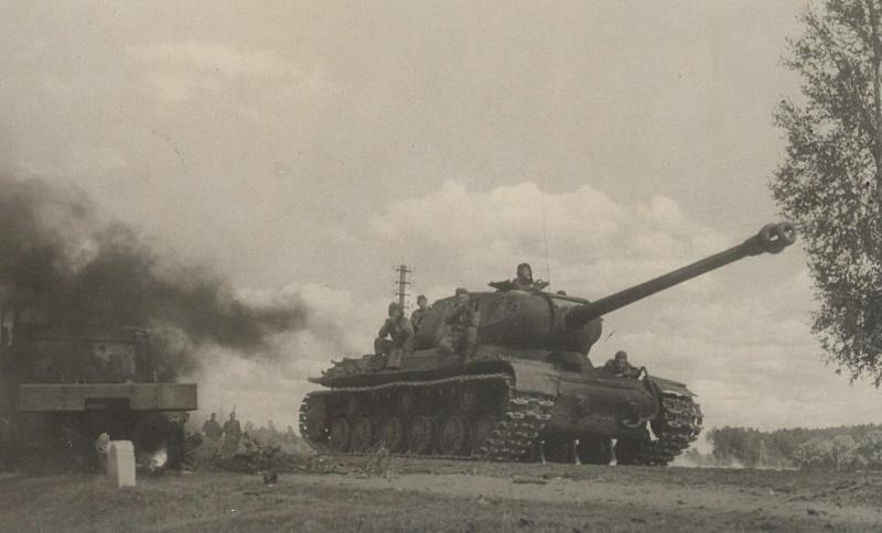 Первый Прибалтийский фронт. Советские танки движутся на запад по Рижскому шоссе, 1944 год. Выставка «Танки, еще танки, еще больше танков!» с этой фотографией.&nbsp;