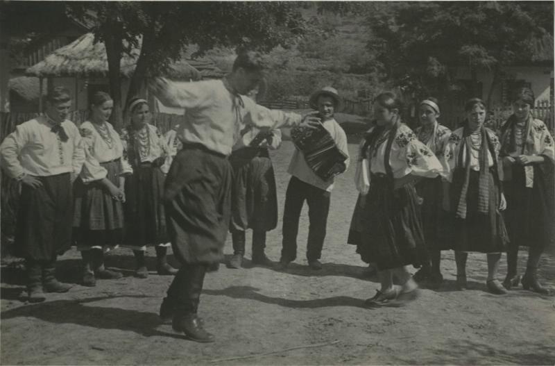 Танец, 1935 - 1939, Украинская ССР, Молдавская АССР. Кадр, предположительно, сделан в Каменке (Украинская ССР, Молдавская АССР), ныне на территории непризнанной Молдавской Приднестровской республики.