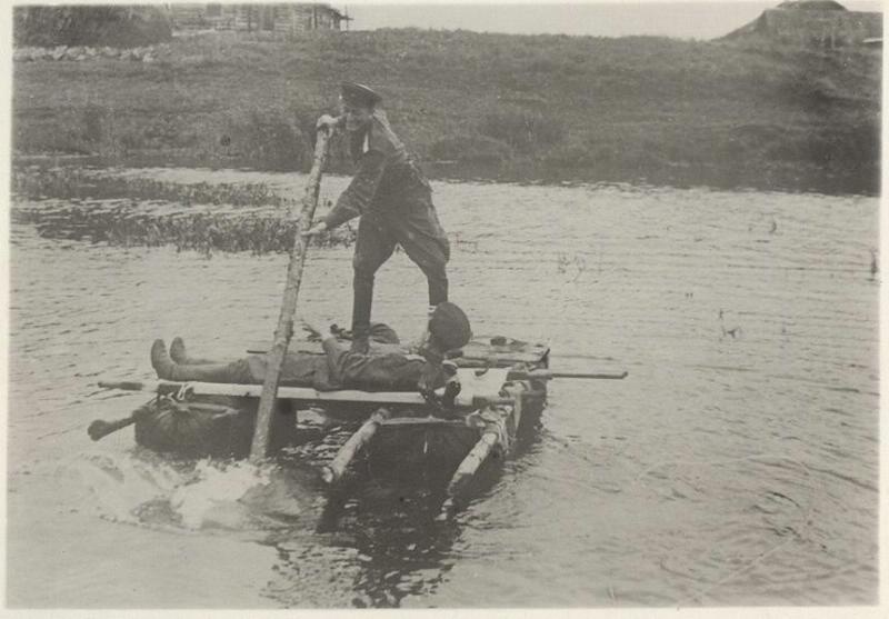 Практические занятия в лагере: транспортировка раненых через водный рубеж, 1945 - 1955