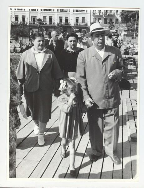 Леонид Брежнев с семьей, 1960-е. Выставка «В кругу семьи: от Ульянова до Ельцина» с этой фотографией.