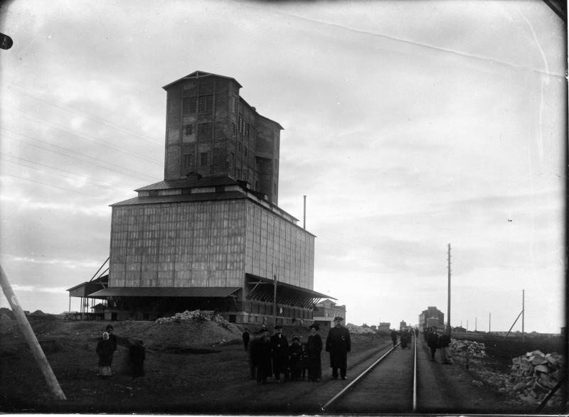 Зерновой элеватор у железнодорожного полотна, 1900-е