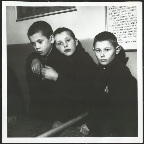 На уроке ремесла, 1962 - 1966, Литовская ССР, г. Каунас. Выставка «Государство в государстве» с этой фотографией.