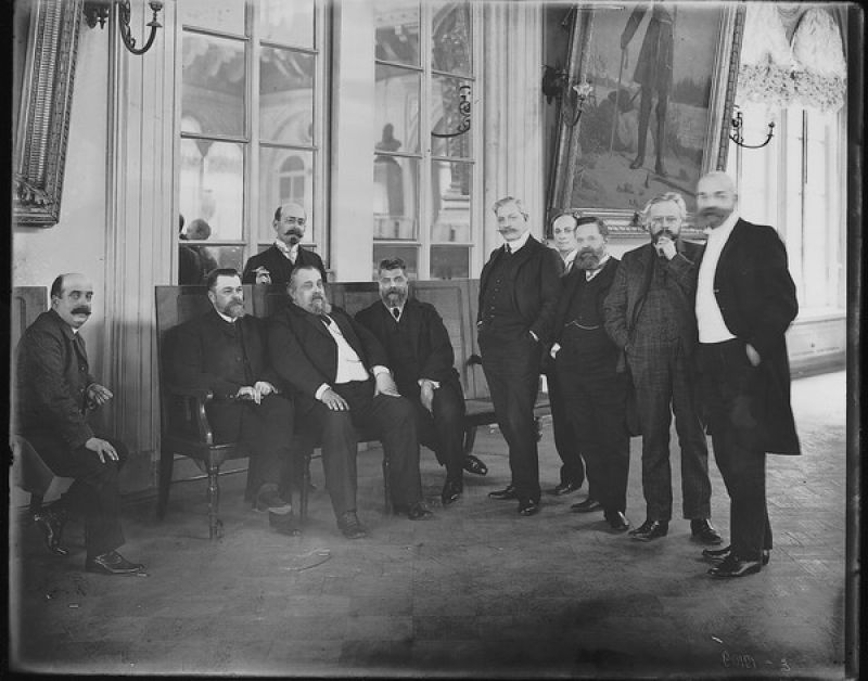 Группа профессоров – членов Государственной Думы, 1912 год, г. Санкт-Петербург. Среди них Павел Милюков (стоит второй слева).
