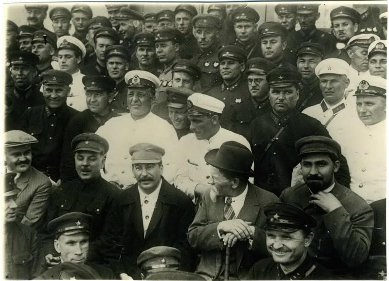 XVI съезд партии. Иосиф Сталин среди делегатов, 26 июня 1930 - 13 июля 1930, г. Москва