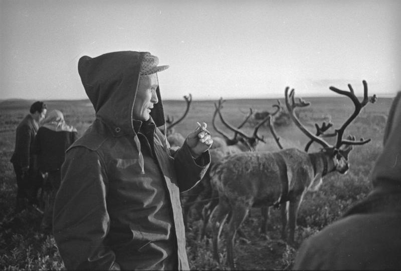 Мужчина с сигаретой, 1965 год, Архангельская обл., Ненецкий НО. Из серии «Край земли. Ненцы».В 1977 году Ненецкий национальный округ был переименован в Ненецкий автономный округ. 