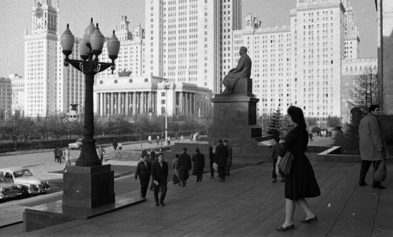 У подъезда МГУ, 1963 - 1964, г. Москва