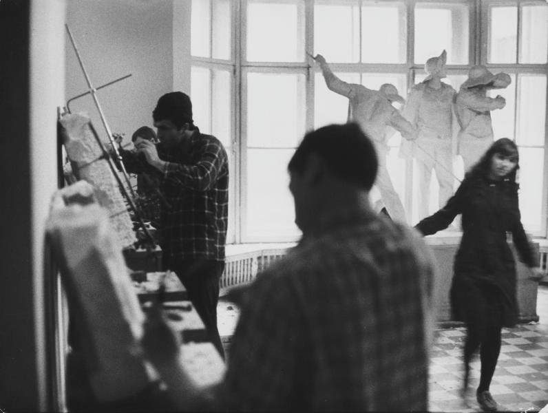 На занятиях, январь 1969, г. Москва. Из серии «МВХПУ, бывшее Строгановское училище».