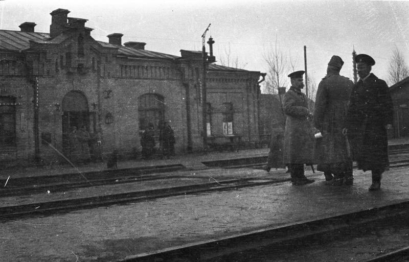 На железнодорожной станции, 1914 - 1918