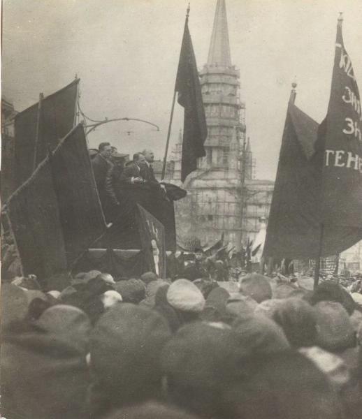 Владимир Ленин выступает перед красноармейцами, 1918 год