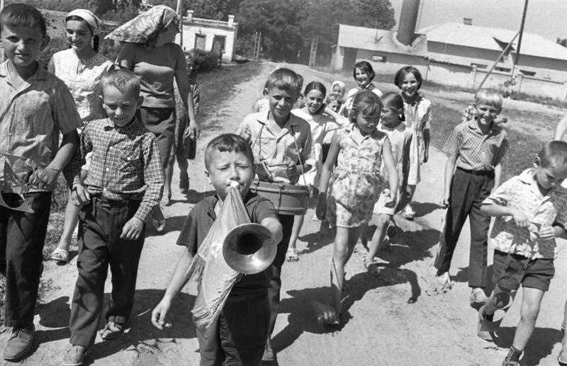Дети на сельской улице, 1970-е, Украинская ССР, Львовская обл., Нестеровский р-н, колхоз им. Маркса