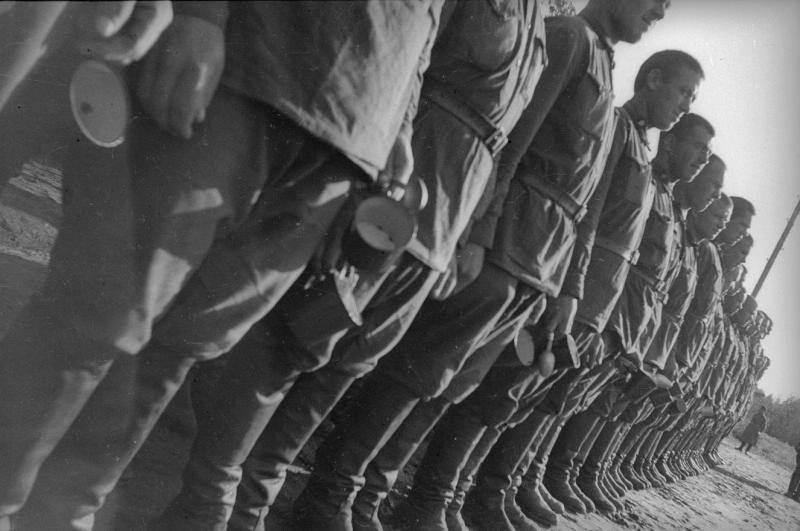 Солдаты с кружками и ложками в строю, 1930-е