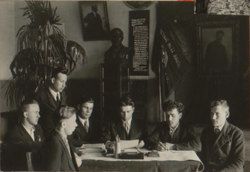 Профком института, 1940 год, Украинская ССР, г. Харьков. Из альбома «Харьковский ветеринарный институт».