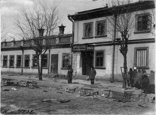 Кишиневский погром. Люди на улице после погрома, 6 - 7 апреля 1903, Кишинев (Молдова)