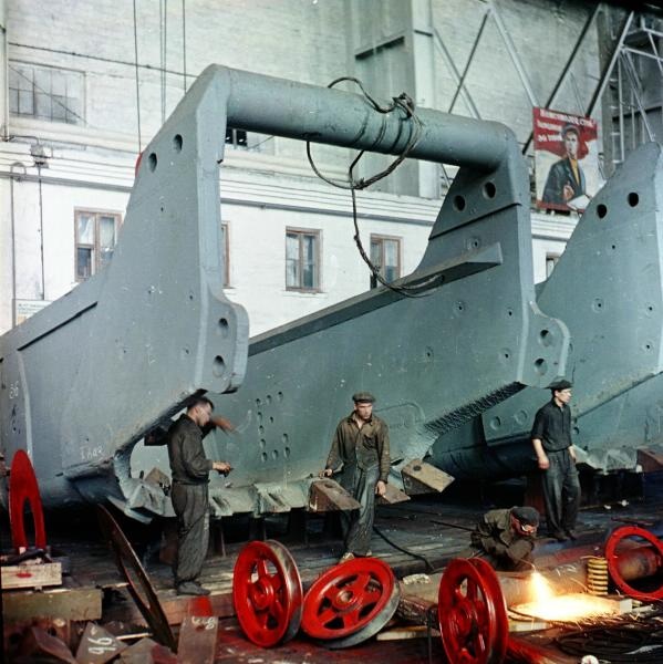 Сборка ковша шагающего экскаватора, 1958 год, г. Свердловск. Из серии «Уралмашзавод». Работники завода подготавливают к сборке ковш шагающего экскаватора.Ныне Екатеринбург.&nbsp;