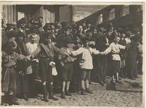 Бойскауты в оцеплении горящего здания Саввинского подворья, 1918 год, г. Москва. Выставка «Россия в 1918 году» с этой фотографией.